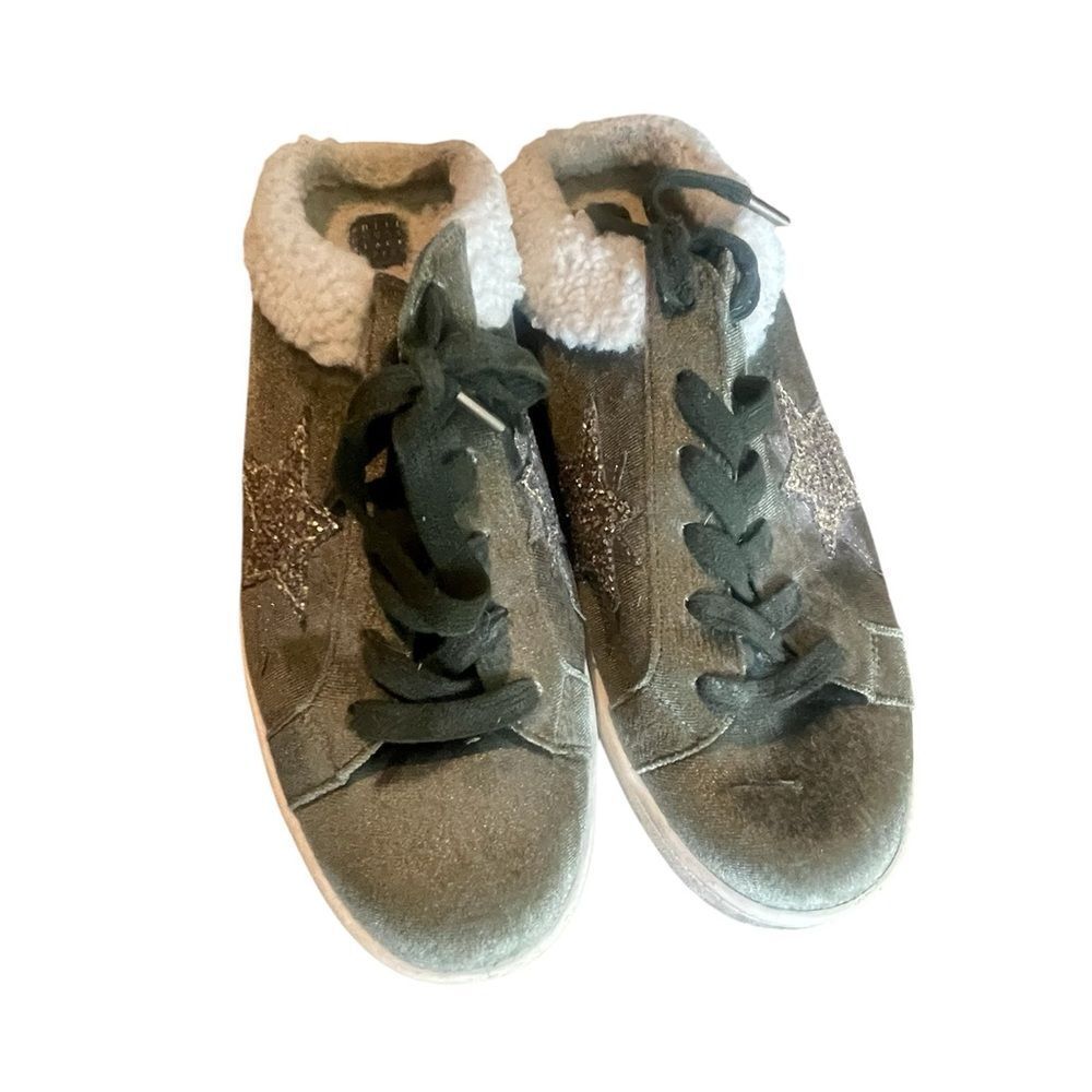 White House black market Green Star Sneakers with White Fur Trim sz 10